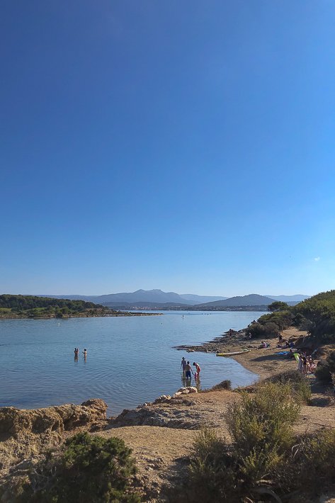 plage et baigneurs