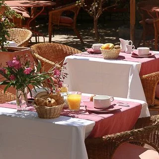 terrasse dressee pour le petit dejeuner