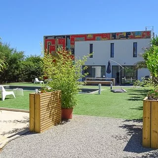 maison cube et jardin