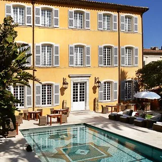 hotel jaune et piscine