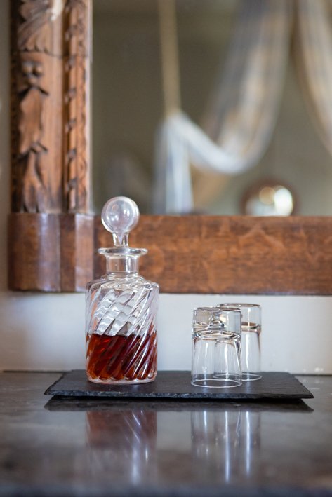 digestif et verres sur cheminee