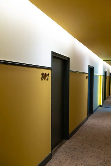 couloir jaune hotel