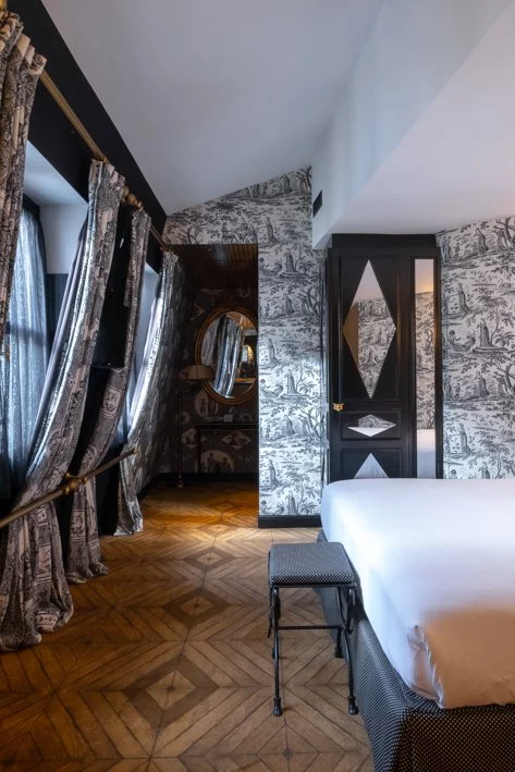 grande chambre en noir et blanc