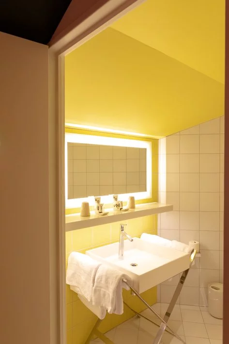 salle de bains jaune