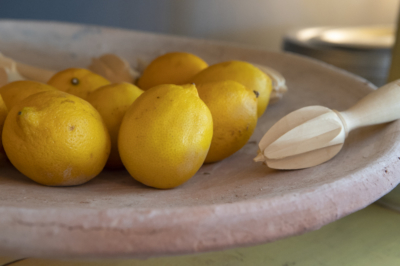 Les brocantes, magasins d’objets et petites boutiques ne manquent pas à L’Isle sur la Sorgue. Nous avons découvert la Pâtisserie – Salon de thé – Boutique de La Maison Jouvaud, connue pour ses produits artisanaux : fruits confits et chocolats. Les brocantes, magasins d'objets et petites boutiques ne manquent pas à L'Isle sur la Sorgue. Nous avons découvert la Pâtisserie - Salon de thé - Boutique de La Maison Jouvaud, connue pour ses produits artisanaux : fruits confits et chocolats.