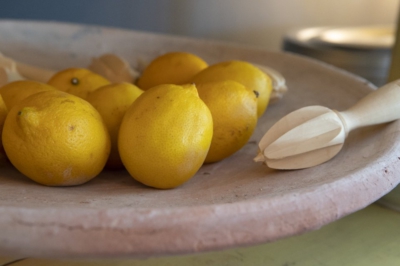 Les brocantes, magasins d’objets et petites boutiques ne manquent pas à L’Isle sur la Sorgue. Nous avons découvert la Pâtisserie – Salon de thé – Boutique de La Maison Jouvaud, connue pour ses produits artisanaux : fruits confits et chocolats. Les brocantes, magasins d'objets et petites boutiques ne manquent pas à L'Isle sur la Sorgue. Nous avons découvert la Pâtisserie - Salon de thé - Boutique de La Maison Jouvaud, connue pour ses produits artisanaux : fruits confits et chocolats.